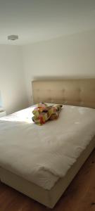 - un lit blanc avec un oreiller dans l'établissement Core Luxembourg City, à Luxembourg