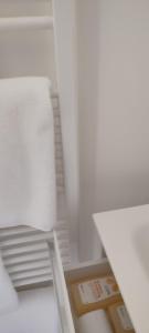 een trap in een kamer met een wit plafond bij Core Luxembourg City in Luxemburg