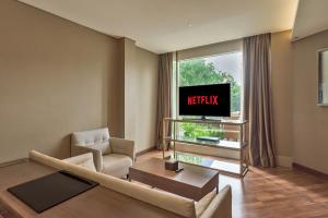 TV a/nebo společenská místnost v ubytování Ashley Wahid Hasyim Jakarta