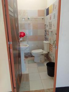 een badkamer met een toilet en een wastafel bij Kuakata Hotel & Resort in Kuakata