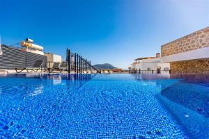 Hồ bơi trong/gần Villa Kamile Sultan Deniz manzaralı jakuzili villa