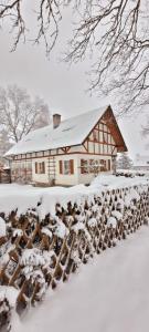 un troupeau de moutons dans une cour recouverte de neige dans l'établissement Chalupa Kamenná Horka, à Krásná Lípa