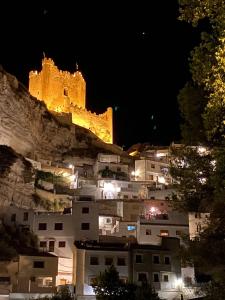 un castillo sentado en la cima de una colina por la noche en Villaestanque, 