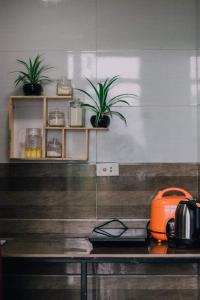 an orange toaster sitting on top of a kitchen counter at Bách Xanh House. Triangle Bungalow in Tam Ðảo