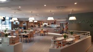 a restaurant with tables and chairs and a cafeteria at Lehmirannan Lomakeskus in Salo