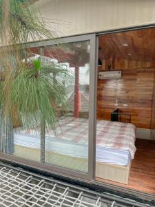 een kamer met een raam met een bed erin bij Bách Xanh House. Triangle Bungalow in Tam Ðảo