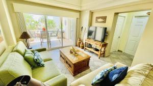 Гостиная зона в Beautiful 1 Bedroom Condo on the Sea of Cortez at Las Palmas Resort BN-203B condo