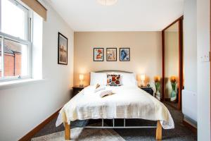 un dormitorio con una cama y una ventana en New! Peaceful 4 Bed home - Quiet and Cosy, en Kent