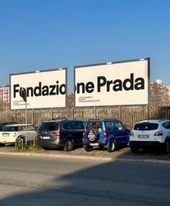 米兰The Small White House In Milan的停在停车场的一群汽车