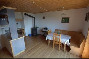 a living room with a table and a kitchen at Apartement Lake View in Steindorf am Ossiacher See