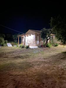 una casa con una luz encendida en un patio por la noche en Anna Studios en Marathiás