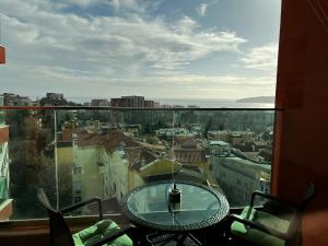 ヴァルナ・シティにあるBreathtaking sea view apartmentのテーブル付きの客室で、市街の景色を望めます。