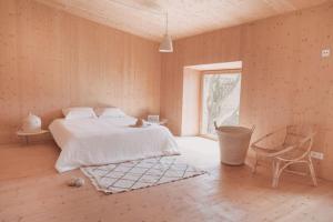 a bedroom with a bed and a chair and a window at El Apartamento in Manacor