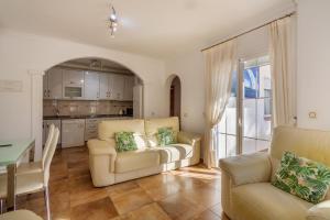 Sala de estar con 2 sofás y mesa en 5 bedroom Villa private pool en Playa Flamenca