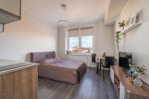- une petite chambre avec un lit et une fenêtre dans l'établissement Grizinkalns residence with free parking, à Riga