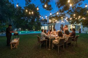 Επισκέπτες που μένουν στο SaffronStays Hacienda by the Sea, Alibaug