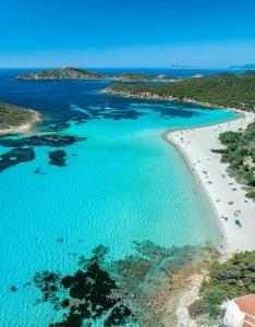 una vista aérea de una playa de agua azul en B&B Il Mirto Bianco, en San Giovanni Suergiu