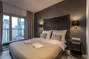 Posteľ alebo postele v izbe v ubytovaní Mennica Residence Deluxe