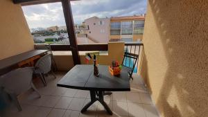 Balkón alebo terasa v ubytovaní AQUAPLAGE Joli T2 piscine proche plage Richelieu AQUAPLAGE Cap d'Agde + 5 fotografií
