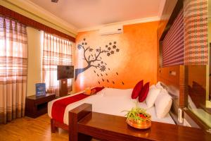 una camera con letto e scrivania e una camera di Hotel Snowland a Pokhara