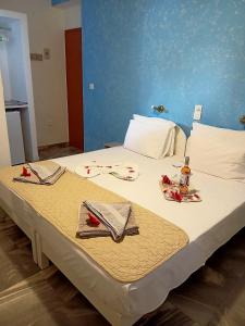 uma cama com dois guardanapos e pratos em Marisa Rooms em Parikia