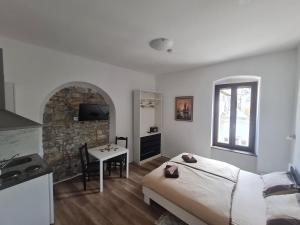 um quarto com uma cama e uma mesa num quarto em Apartments Primo Maggio em Piran