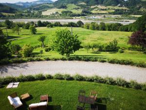 una vista aerea di un giardino con sedie e un grande cerchio roccioso di Villa Gelsomina a Parma