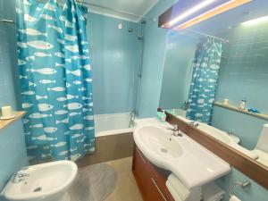トロイアにあるAmazing Tróiaのバスルーム(洗面台、トイレ、シャワーカーテン付)