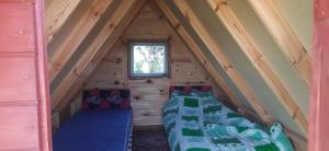 Pokój z 2 łóżkami na poddaszu w obiekcie SZAŁASY drewniane nad rzeką BIEBRZA w mieście Goniadz