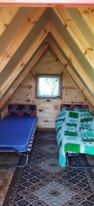dwa łóżka na poddaszu domku z bali w obiekcie SZAŁASY drewniane nad rzeką BIEBRZA w mieście Goniadz