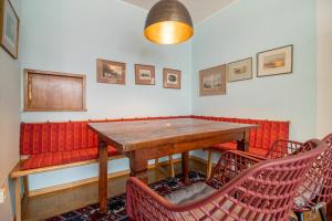 uma sala de jantar com uma mesa de madeira e cadeiras vermelhas em Linda 7 by Arosa Holiday em Arosa