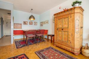 um quarto com uma mesa e cadeiras e um grande armário de madeira em Linda 7 by Arosa Holiday em Arosa