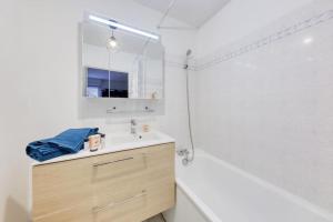 a bathroom with a sink and a tub and a shower at Charmant T2 proche de Disney in Noisy-le-Grand