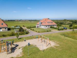 una vista aérea de un parque infantil frente a una casa en Wadden Villa 12, en Hollum