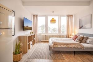 1 dormitorio con cama y ventana grande en Strandblick, en Eckernförde