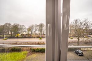 una ventana con vistas a un aparcamiento en Strandblick, en Eckernförde