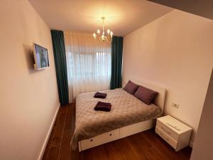 Un pat sau paturi într-o cameră la 2 rooms apartment Airy & Bright Palas Joy