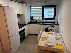 eine kleine Küche mit einem Tisch und einem Kühlschrank in der Unterkunft 2 rooms apartment Airy & Bright Palas Joy in Iaşi