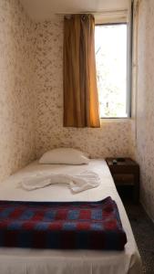 アンタルヤにあるAziz Pansiyon 3のベッドルーム1室(窓、毛布付)
