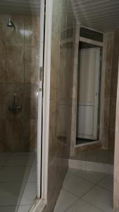 アンタルヤにあるAziz Pansiyon 3のバスルーム(鏡付きシャワー、ドア付)