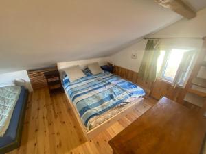 an overhead view of a bedroom with a bed and a window at Blue Abyss Apartment in Susak