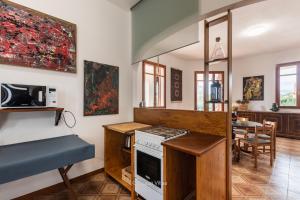 kuchnia z kuchenką i jadalnią w obiekcie House&Villas - Due Palme w Syrakuzach