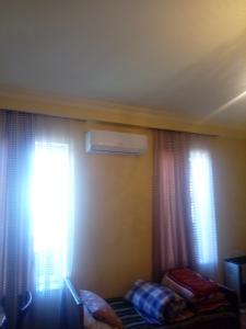Llit o llits en una habitació de Medico and Suliko Guest House