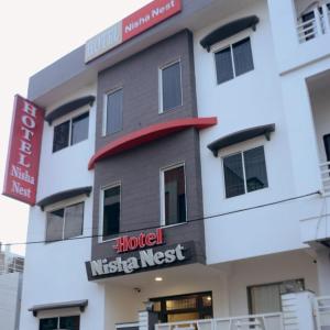 um edifício com um sinal para um hotel na Nigéria em Hotel Nisha Nest, Bhopal em Bhopal