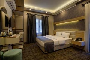 ein Hotelzimmer mit Bett und Schreibtisch in der Unterkunft ALEE BEYZAR Hotel in Ankara
