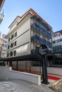 een gebouw met een bord ervoor bij DS REGULUS in Ankara