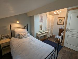 Postel nebo postele na pokoji v ubytování Impeccable 3-Bed House in Abzac