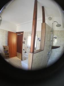 Habitación con vistas a un baño con ducha y lavabo. en Casa al Mare con Giardino Privato, en SantʼAndrea