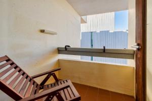 Habitación con escalera y ventana en Apartamento Troia en Troia