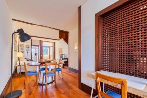 a dining room and living room with a table and chairs at Apartamento Troia in Troia